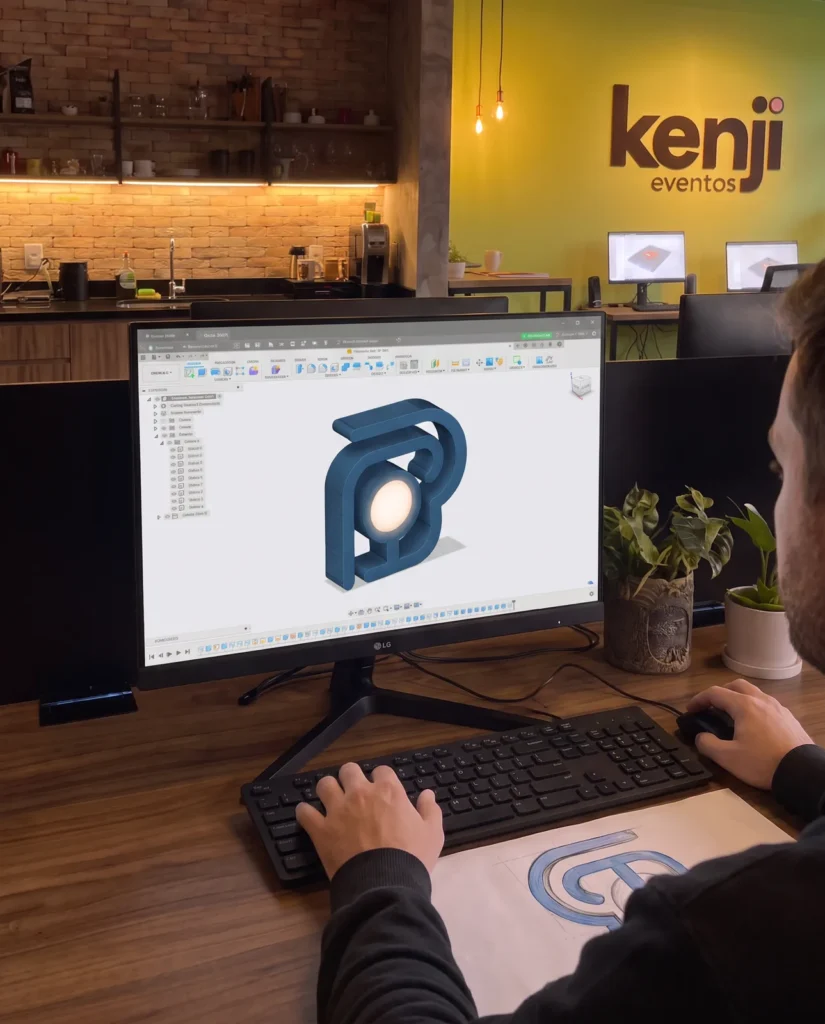 Designer da Kenji modelando uma peca em 3D no computador do estudio